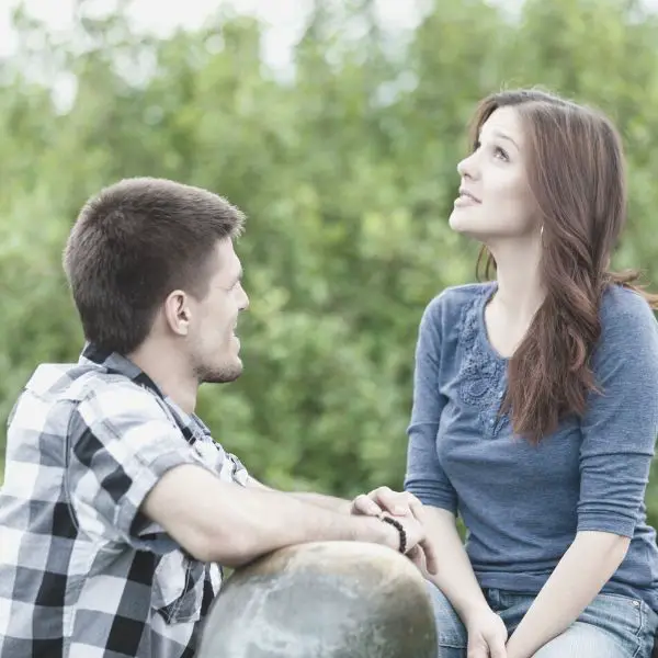 woman not paying attention to a guy