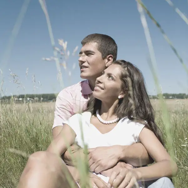 guy and his girlfriend having a picnic