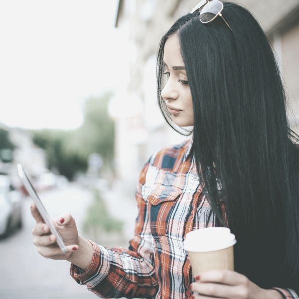 girl reading a text from a guy she just met